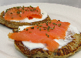 Blini's van boekweitmeel met gerookte zalm en magere kwark