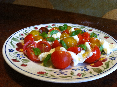 Gemengde tomaatjes met mozzarella. Heerlijk met verse basilicum.