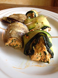 Gevulde rolletjes van courgette en aubergine