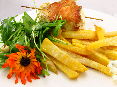 Kiprol met frietjes van koolraap en rucola salade met goudsbloemblaadjes