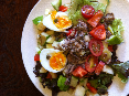 Salade met vis uit blik. Het favoriete lunchgerecht van oudste dochter.