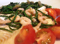 Schelvis met garnalen en zeekraal en spinazie met venkel, rode ui en rucola