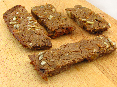 VZL-snack: Repen van kastanjemeel, met zonnebloempitten, gedroogde abrikozen en stukjes chocola