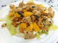 Zomerse salade met scharrelkip, mango en ijsbergsla