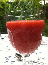 Aardbeien-meloen gazpacho. Garneren met muntblaadjes.