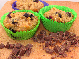 Voedselzandloper cakejes van amandelmeel met blauwe bessen en banaan