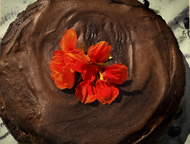 Chocoladetaart. Van pure chocolade, boekweitmeel, hazelnoten en amandelen.