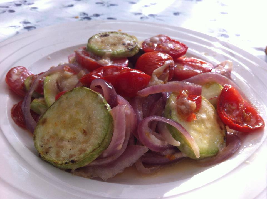 Courgette met trostomaten, rode ui en geitenkaas