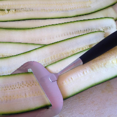 Courgette snijden met een kaasschaaf