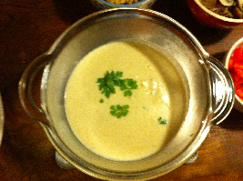 Fondue van schapen- en geitenkaas. Fantastisch lekker met geroosterde walnoten.