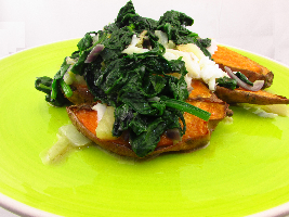 Voedselzandloper: Gepofte zoete aardappel met gemengde wilde spinazie en kabeljauw