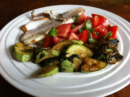 Een heel gemakkelijk zomers maal: Gesmoorde witte courgettes met verse munt en basilicum, tomatensalade en zeebaarsfilet.