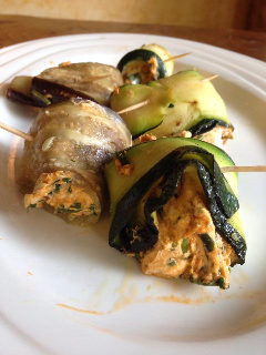 Gevulde rolletjes van aubergine en courgette