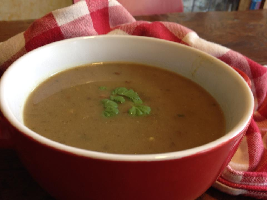 Linzen-auberginesoep met ras el hanout kruiden