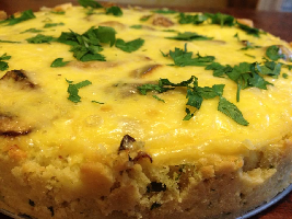 Voedselzandloper quiche met paddenstoelen en peterselie en tomatensalade