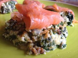 Voedselzandloper-lunch: Spinaziekoekjes met rucola en basilicum met wat gerookte zalm