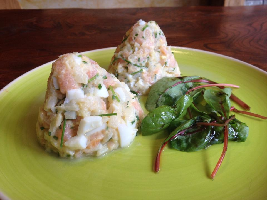 Voedselzandloper torentjes van aspergesalade met gerookte zalm