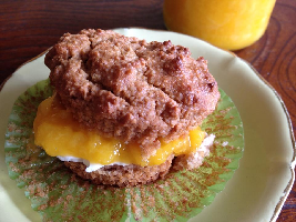 Voedselzandloper scones met mango-confiture